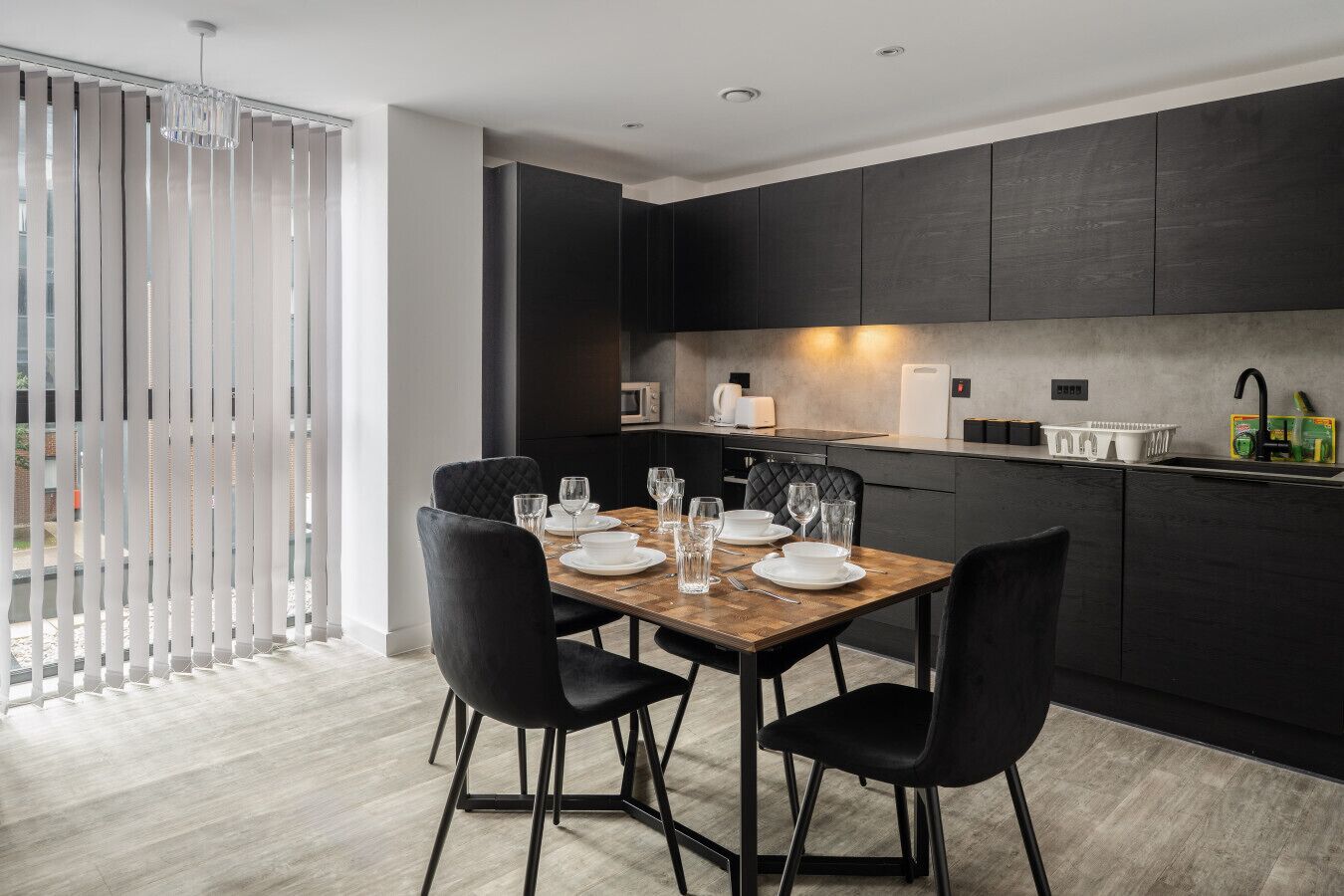 Een koelkast, een microgolfoven, een oven, een kookplaat