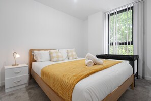 3 chambres, bureau, fer et planche à repasser, lit de bébé portatif