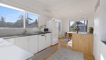 Frigorífico, microondas, horno y placa de cocina