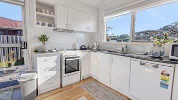 Frigorífico, microondas, horno y placa de cocina