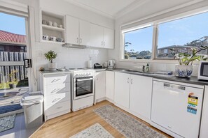 Køleskab, mikrobølgeovn, ovn, kogeplade