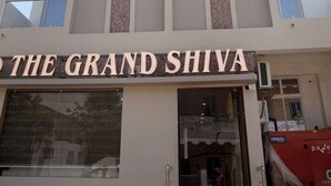 Un immeuble à plusieurs étages sur lequel on peut lire l’inscription : « THE GRAND SHIVA ».