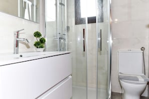 House | 2 bedrooms, desk, Internet