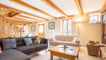 電視、壁爐、DVD 播放機、乒乓球設施