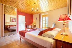 4 bedrooms, iron/ironing board, WiFi, bed sheets