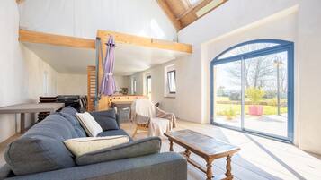 電視、壁爐、DVD 播放機、乒乓球設施