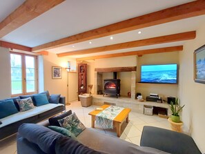 Televisio, takka, DVD-soitin, pöytätennispöytä