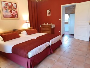 4 habitaciones, tabla de planchar con plancha, wifi y ropa de cama 