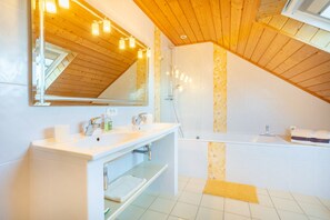 Douche, sèche-cheveux, serviettes fournies