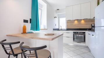 Réfrigérateur, micro-ondes, four, plaque de cuisson