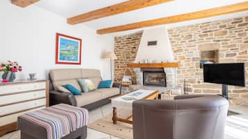 Televisión y chimenea