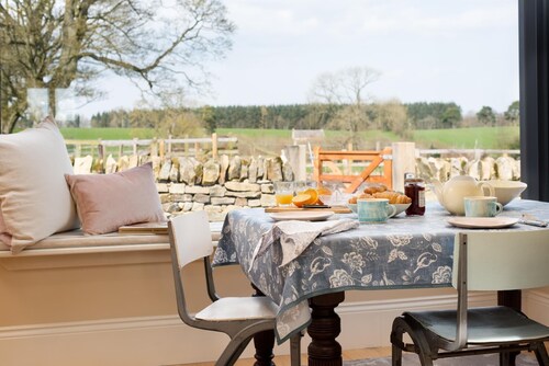 Lakeside Cottage, Emily in Capheaton, Northumberland - sleeping 2 guests in one bedroom