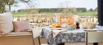 Lakeside Cottage, Emily in Capheaton, Northumberland - sleeping 2 guests in one bedroom