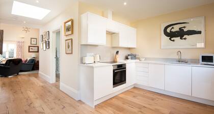 Lakeside Cottage, Emily in Capheaton, Northumberland - sleeping 2 guests in one bedroom