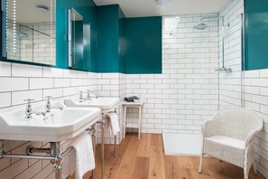 Ducha, secador de pelo, toallas