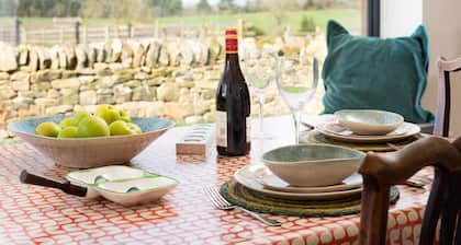 Lakeside Cottage, Edward in Capheaton, Northumberland - sleeping 2 guests in one bedrooms