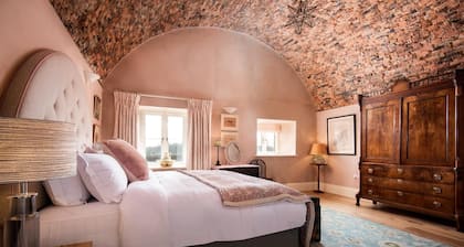 Lakeside Cottage, Alice in Capheaton, Northumberland - sleeping 4 guests in two bedrooms