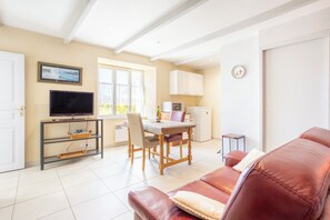 TV, fireplace - Holiday Home 'Fireplace, Kerantum, Peaceful' with Shared Garden and Wi-Fi (Mahalon)