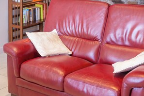 Interior - Holiday Home 'Fireplace, Kerantum, Peaceful' with Shared Garden and Wi-Fi (Mahalon)