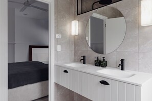 Serviettes fournies, papier toilette
