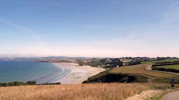 A coastal landscape with a beach, fields, and distant buildings. - Gîte Glycine, Kerantum: Shared Garden and Wi-Fi in Mahalon (Mahalon)