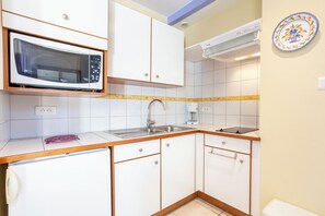 Frigorifero, microonde, forno, piano cottura