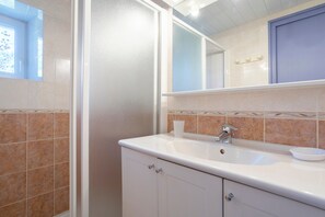 Shower, hair dryer - Gîte Glycine, Kerantum: Shared Garden and Wi-Fi in Mahalon (Mahalon)