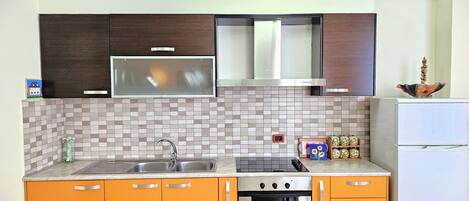 Refrigerador, horno, cafetera/tetera, tetera/pava eléctrica