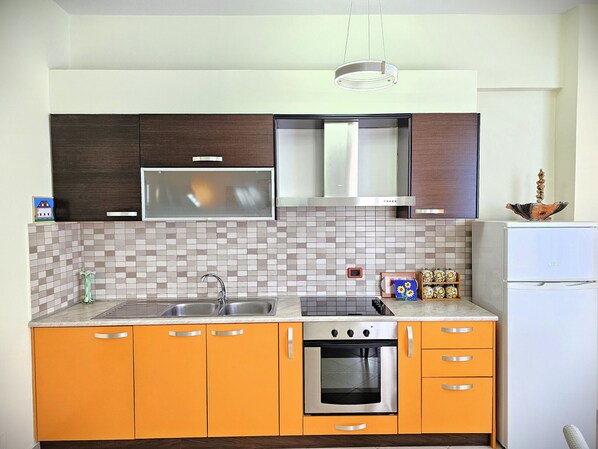 Fridge, oven, coffee/tea maker, electric kettle