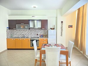 Fridge, oven, stovetop, coffee/tea maker