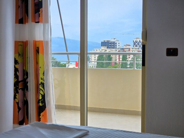 Tabla de planchar con plancha, wifi gratis y ropa de cama 