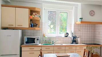 Réfrigérateur, micro-ondes, plaque de cuisson, cafetiÚre/bouilloire