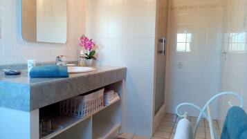 Douche, sèche-cheveux, serviettes fournies