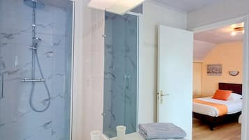 Douche, sĂšche-cheveux, serviettes fournies