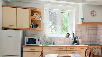 Réfrigérateur, micro-ondes, plaque de cuisson, cafetiÚre/bouilloire