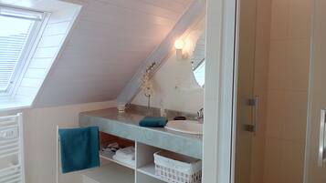 Douche, sĂšche-cheveux, serviettes fournies