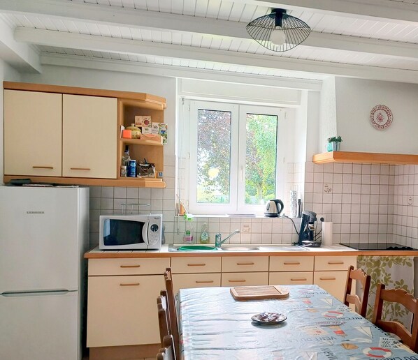 Réfrigérateur, micro-ondes, plaque de cuisson, cafetiÚre/bouilloire