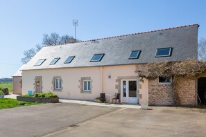 Exterior - Guest Room 3 of Kerantum with Shared Terrace, Shared Garden, and Wi-Fi (Mahalon)