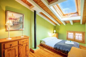 3 slaapkamers, een strijkplank/strijkijzer, wifi, beddengoed
