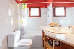 Shower, hair dryer, bidet, towels