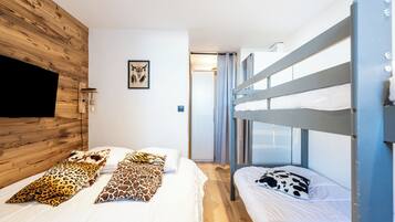 2 slaapkamers, een strijkplank/strijkijzer, reisbedje, gratis wifi