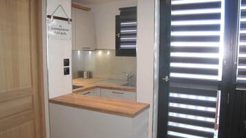 Een koelkast, een microgolfoven, een oven, een kookplaat