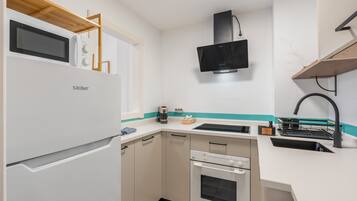 Een koelkast, een magnetron, een oven, een kookplaat