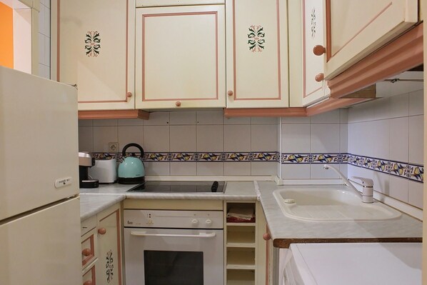 Frigorifero, microonde, forno, piano cottura