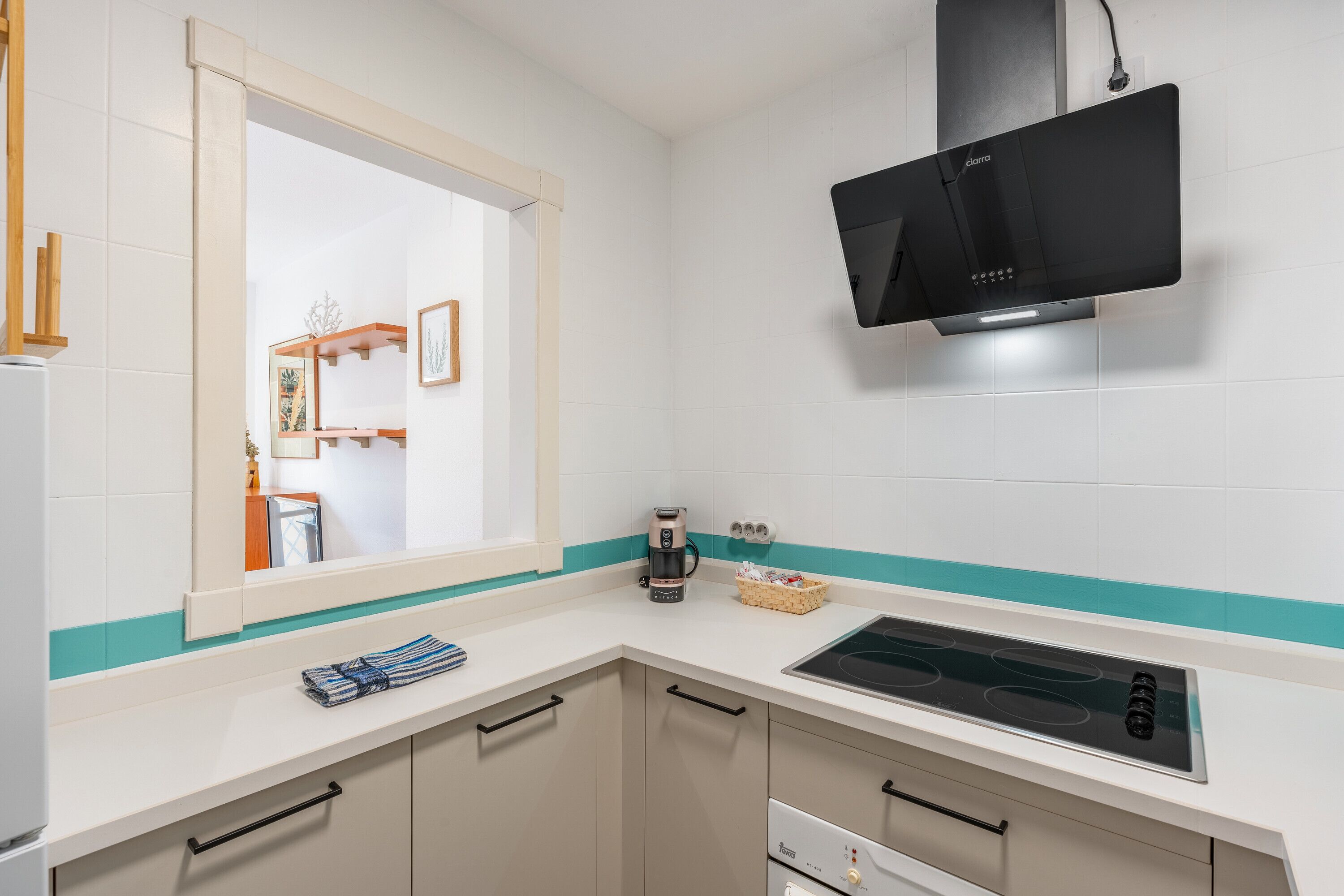 Køleskab, mikrobølgeovn, ovn, kogeplade