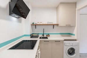 冷蔵庫、電子レンジ、オーブン、コンロ