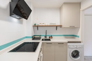 Frigorifero, microonde, forno, piano cottura