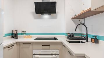 Een koelkast, een magnetron, een oven, een kookplaat