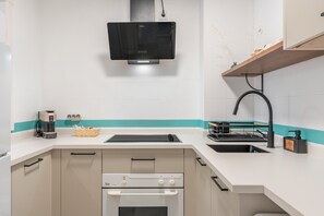 冷蔵庫、電子レンジ、オーブン、コンロ