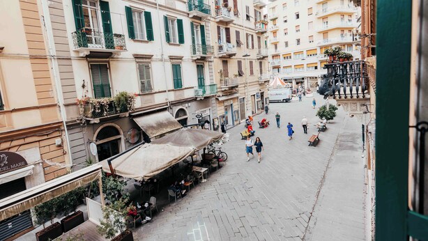 Un patio con mesas al aire libre, una cafetería y un restaurante.